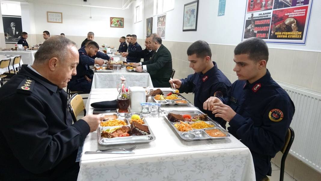 Kışladaki dört ikiz kardeş askeri, komutanları ayırt etmekte zorlanıyor 5